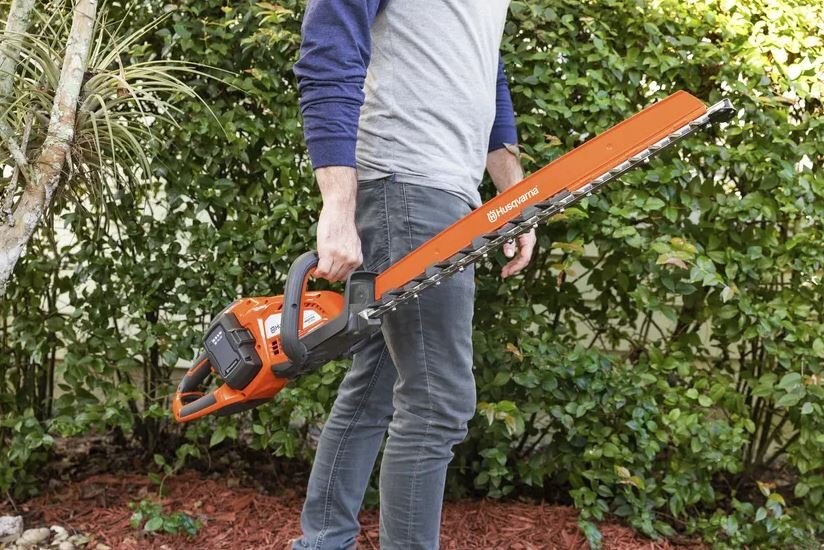 HUSQVARNA Hedge Master 320iHD60 with battery and charger