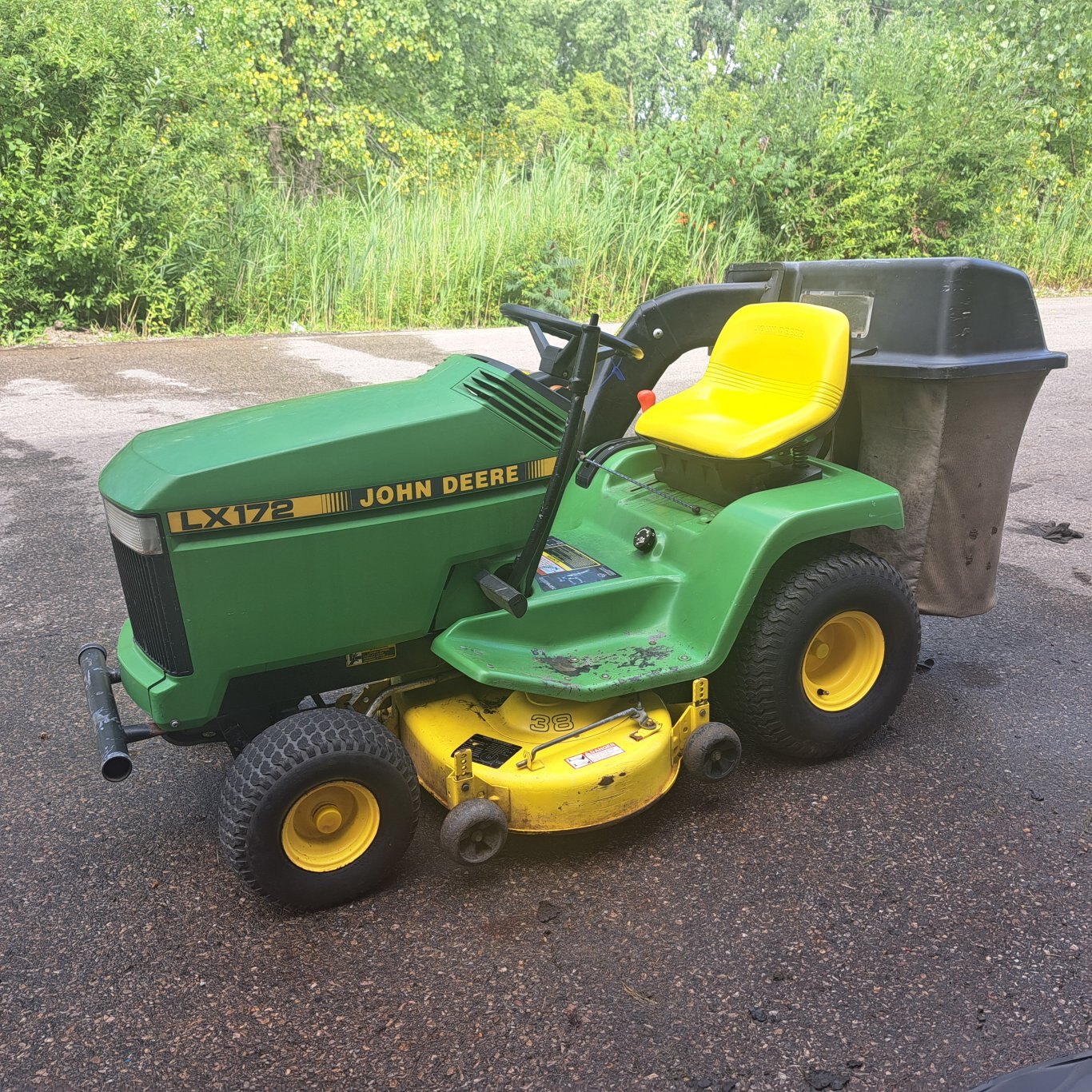 JOHN DEERE LX172 TRACTOR