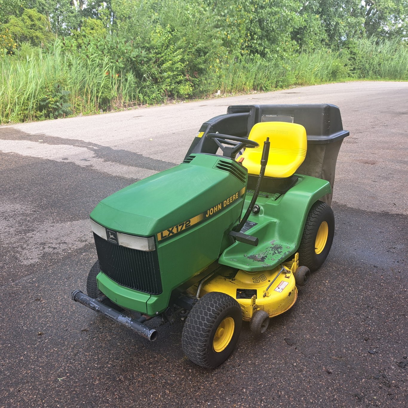 JOHN DEERE LX172 TRACTOR