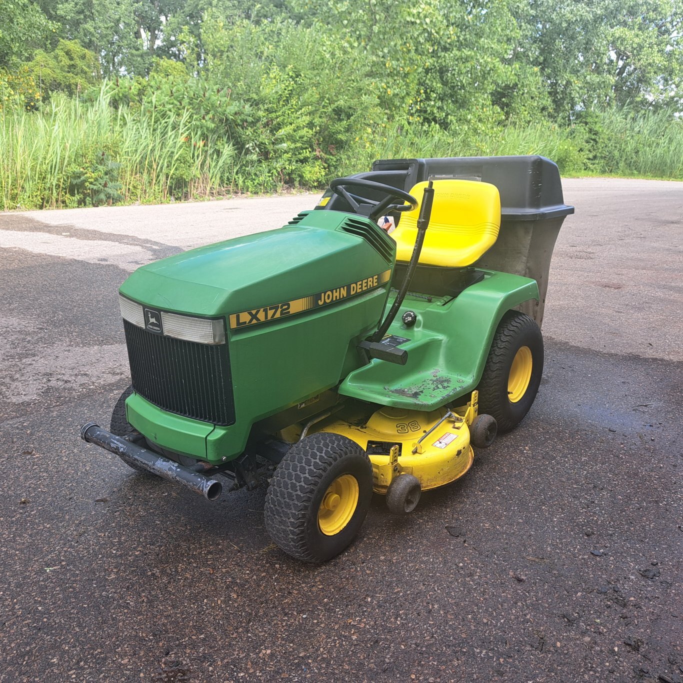 JOHN DEERE LX172 TRACTOR