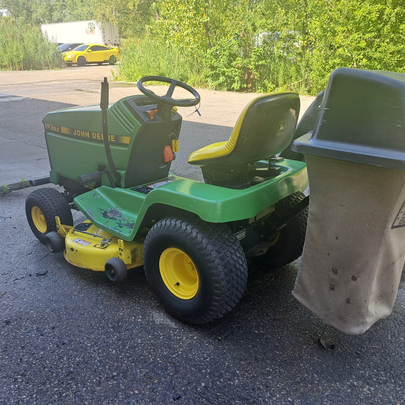 JOHN DEERE LX172 TRACTOR