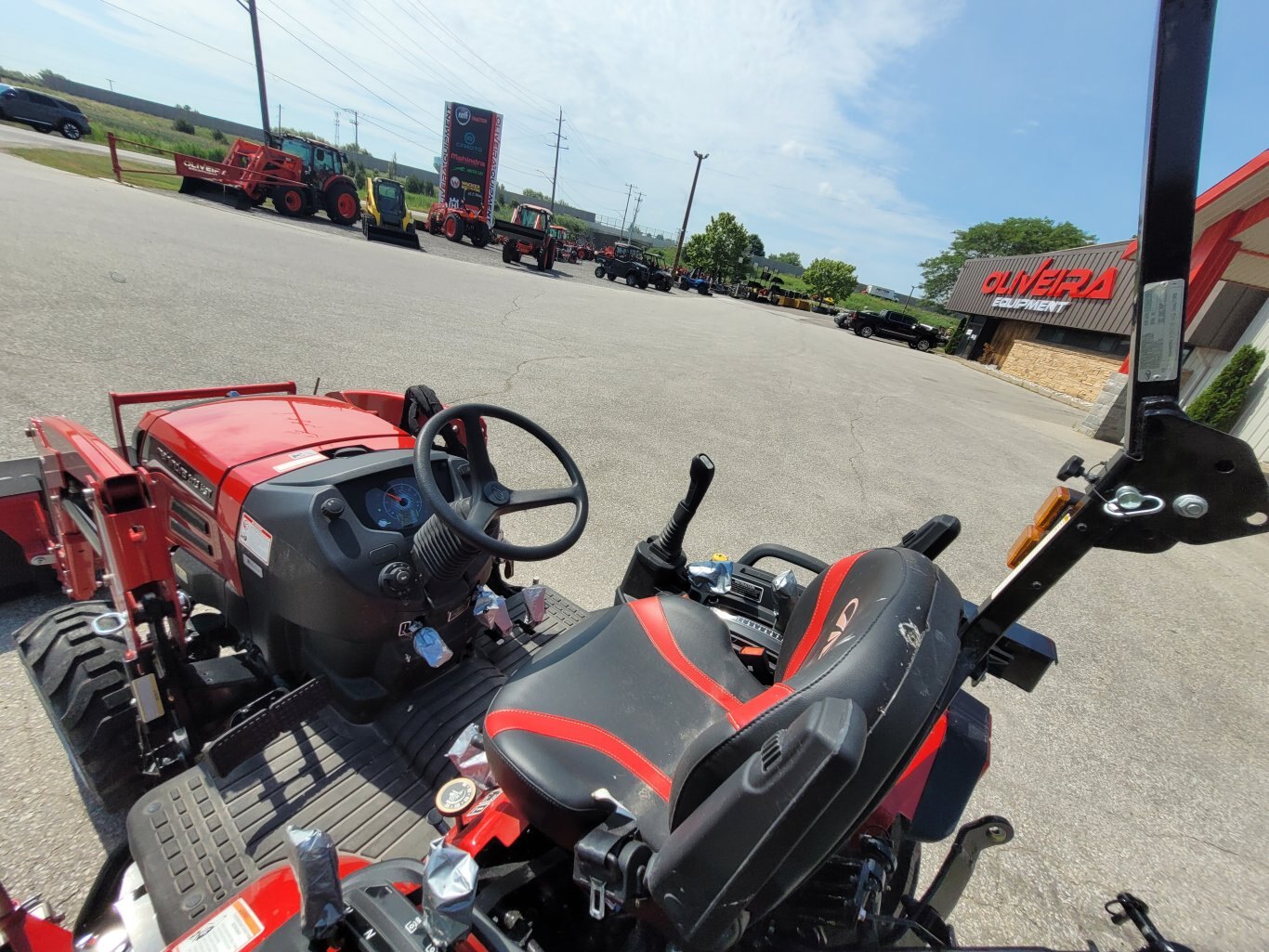 2025 MAHINDRA 2123 23hp TRACTOR W/LOADER & MOWER