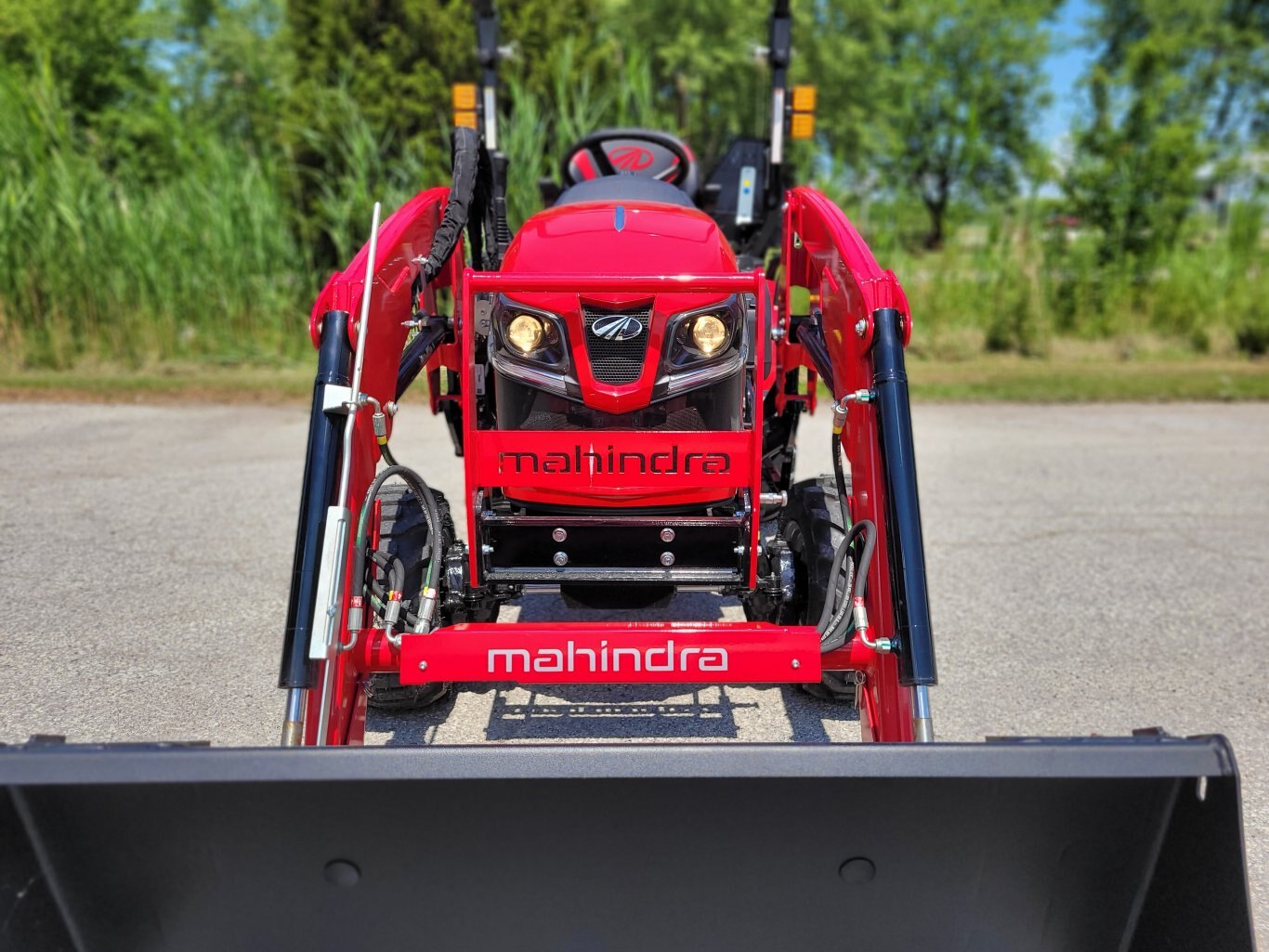 2025 Mahindra 1120 20hp Tractor w/Loader