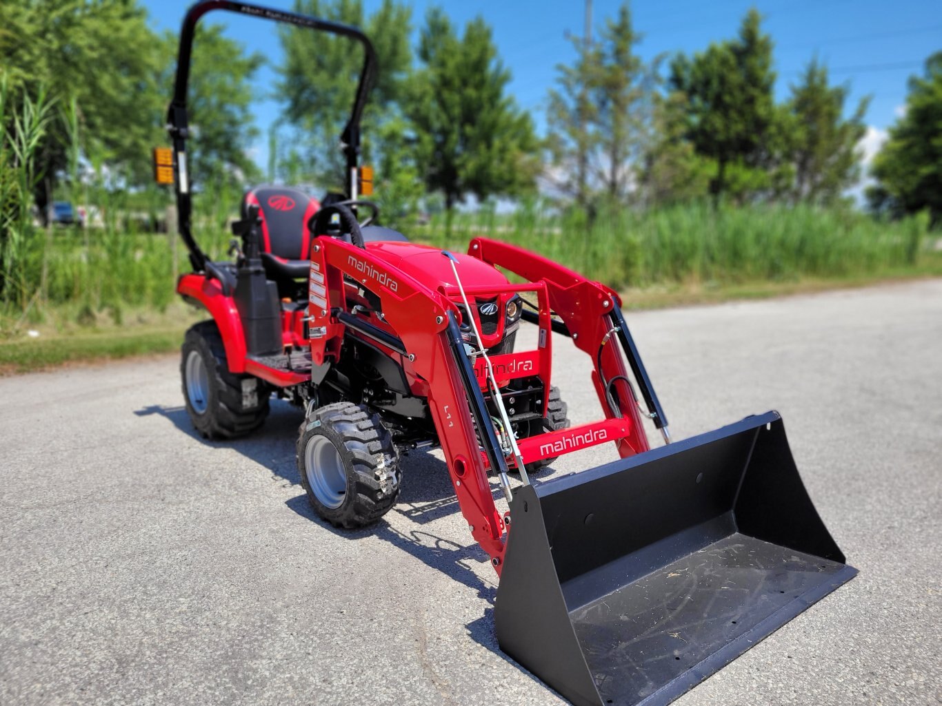 2025 Mahindra 1120 20hp Tractor w/Loader