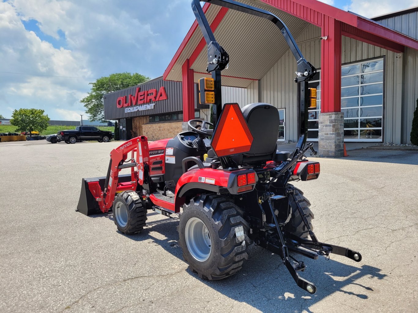 2025 Mahindra 1120 20hp Tractor w/Loader