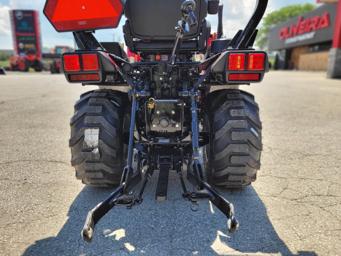 2025 Mahindra 1120 20hp Tractor w/Loader