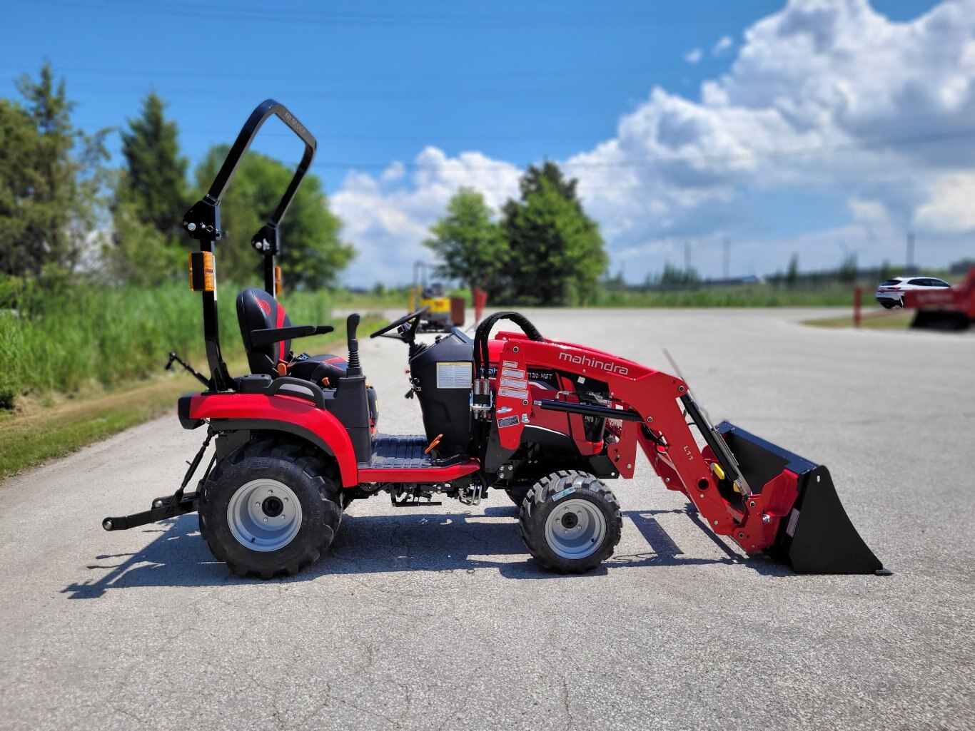 2025 Mahindra 1120 20hp Tractor w/Loader