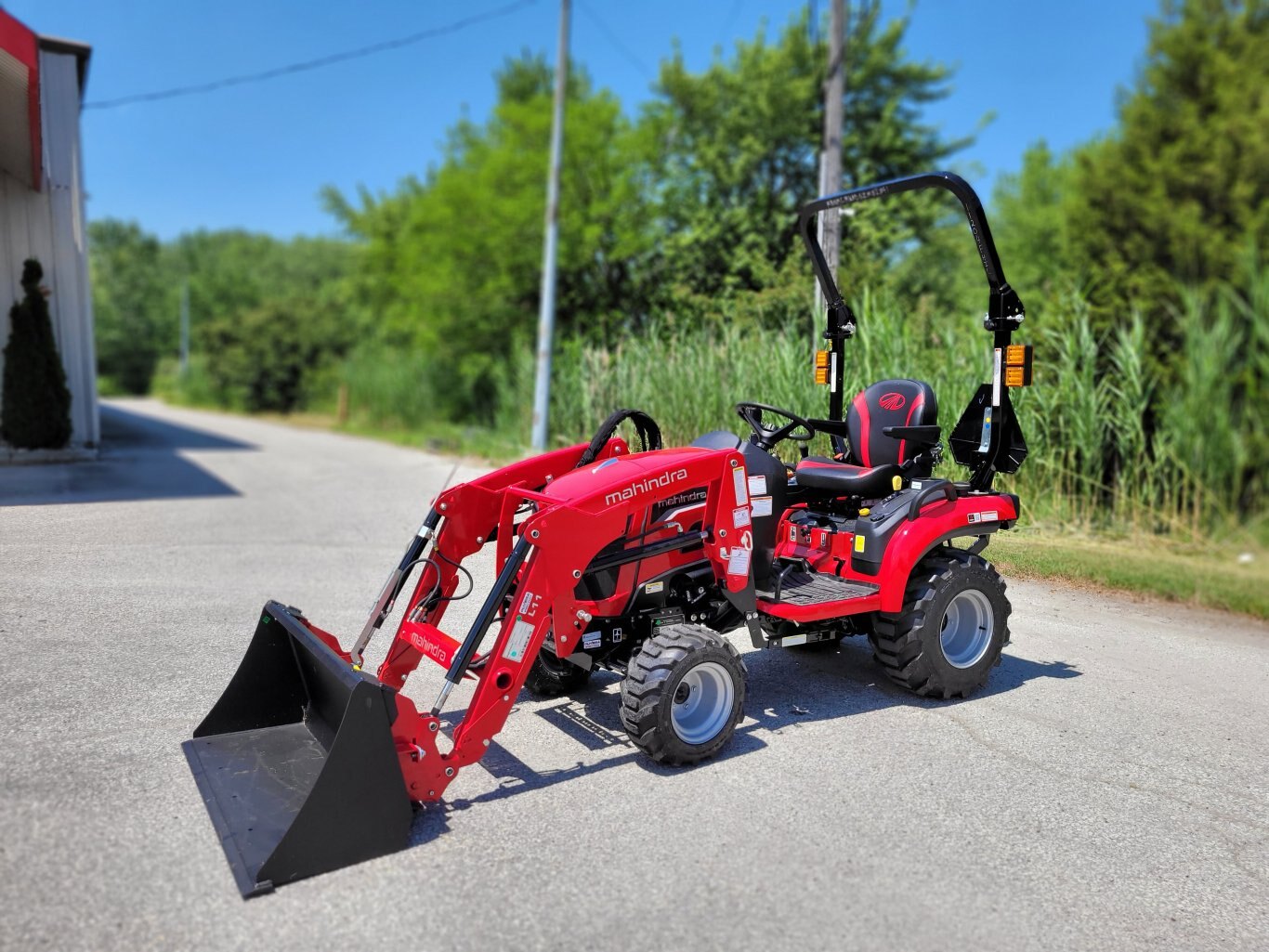 2025 Mahindra 1120 20hp Tractor w/Loader