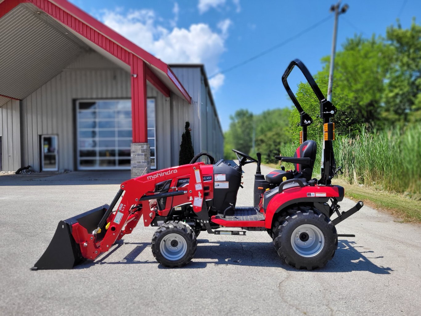 2025 Mahindra 1120 20hp Tractor w/Loader