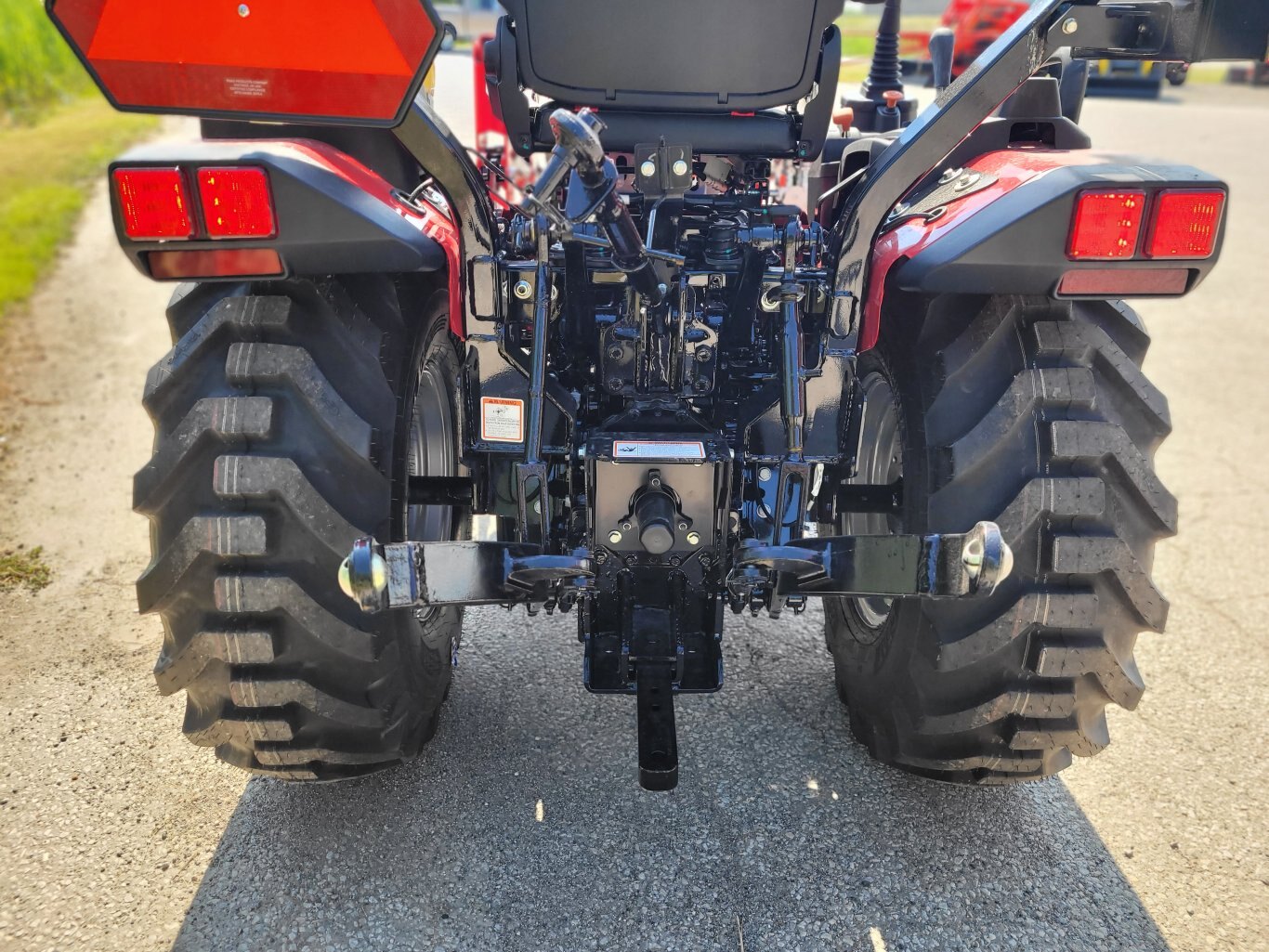 2025 Mahindra 2126 26hp w/Loader