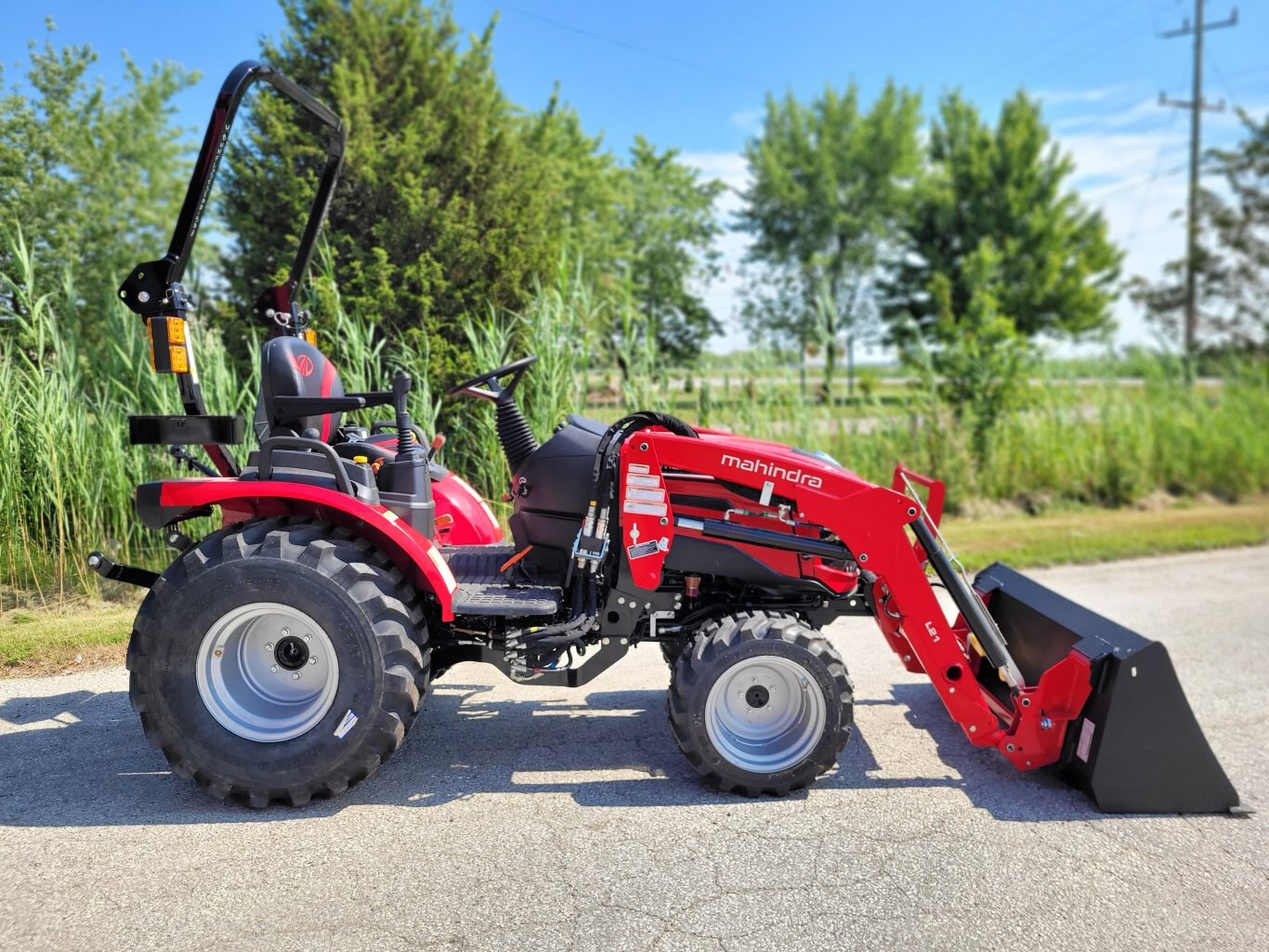 2025 Mahindra 2126 26hp w/Loader