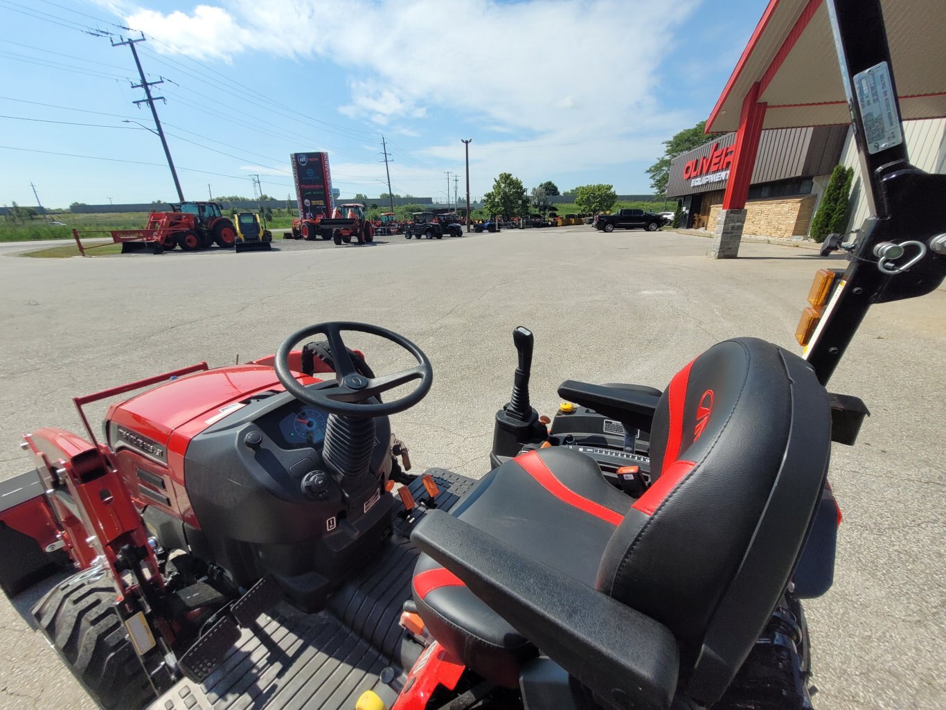 2025 Mahindra 2126 26hp w/Loader