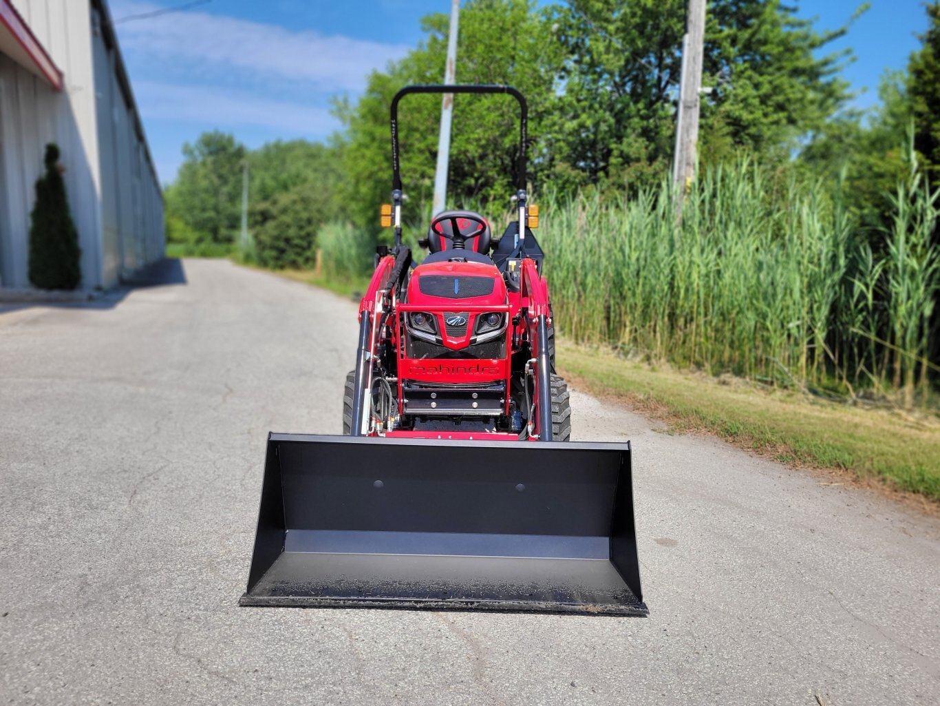 2025 Mahindra 2126 26hp w/Loader