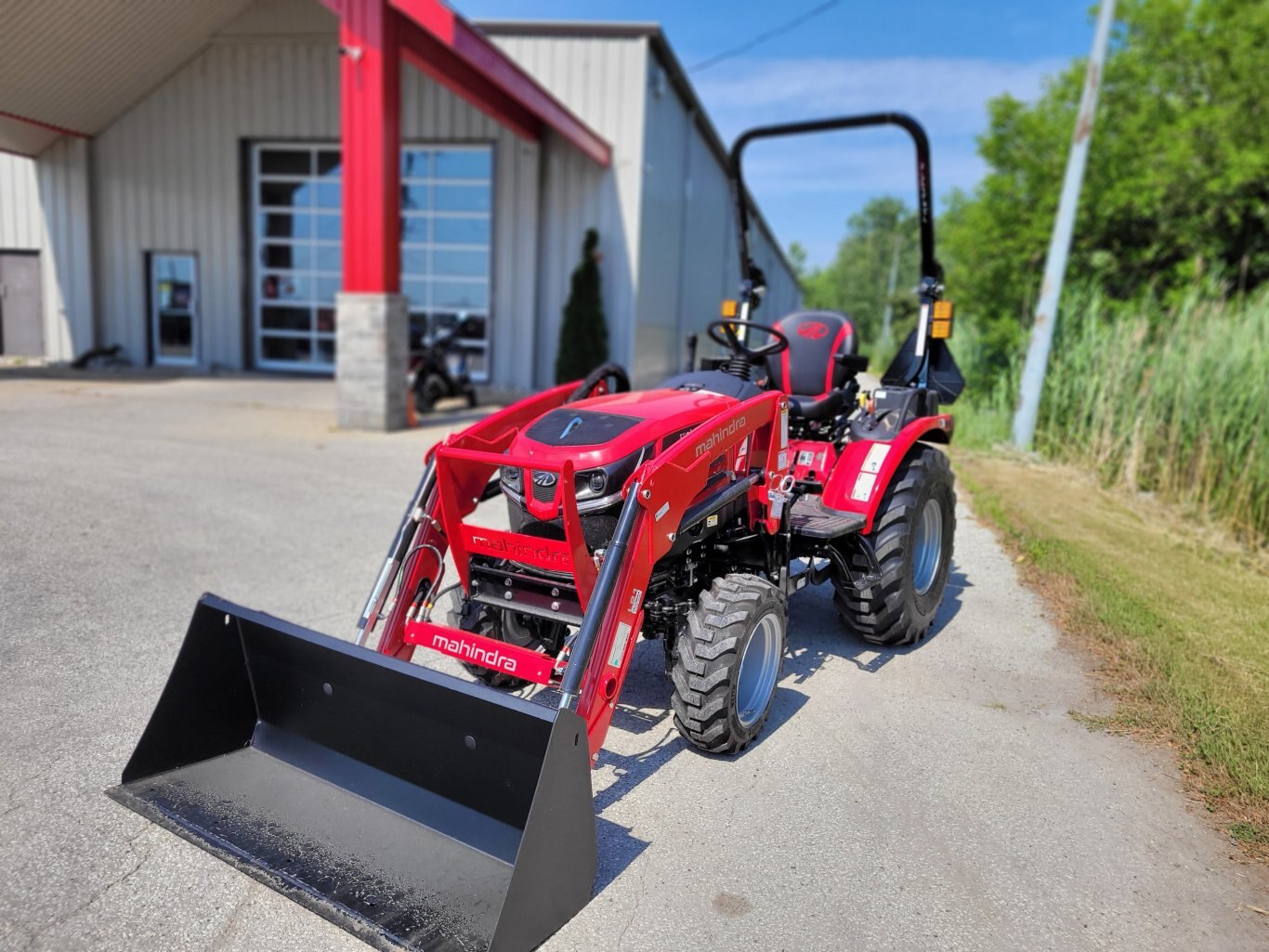 2025 Mahindra 2126 26hp w/Loader