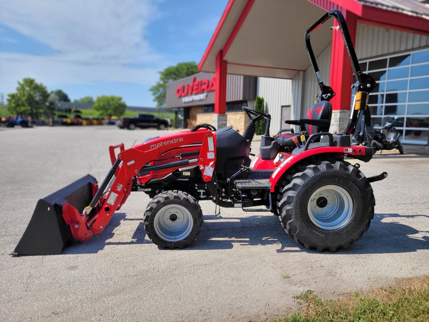 2025 Mahindra 2126 26hp w/Loader