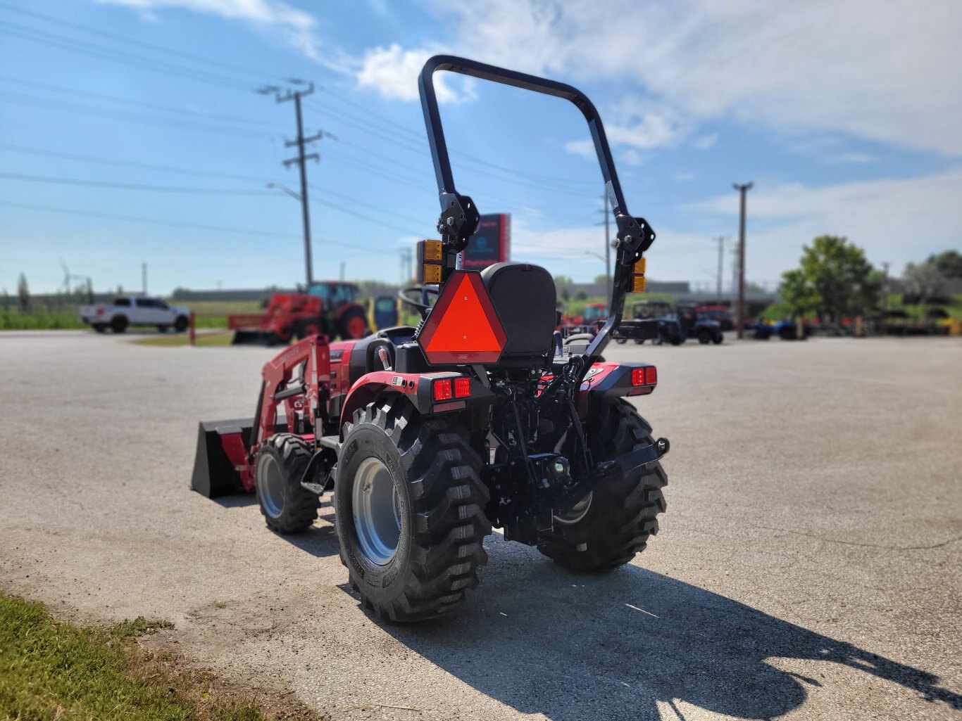 2025 Mahindra 2126 26hp w/Loader