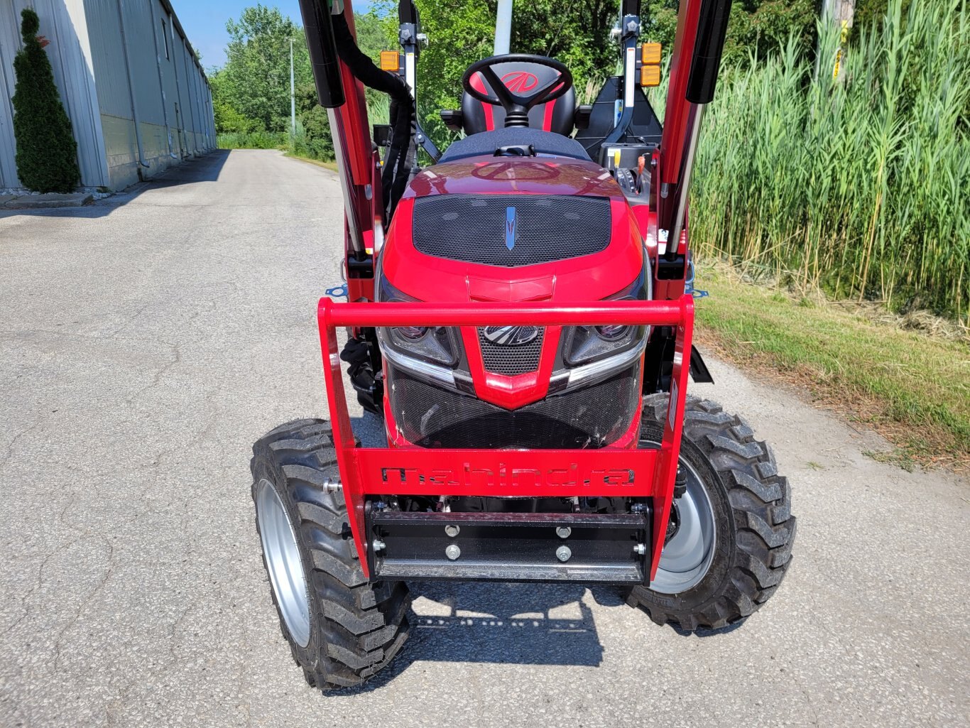 2025 Mahindra 2126 26hp w/Loader