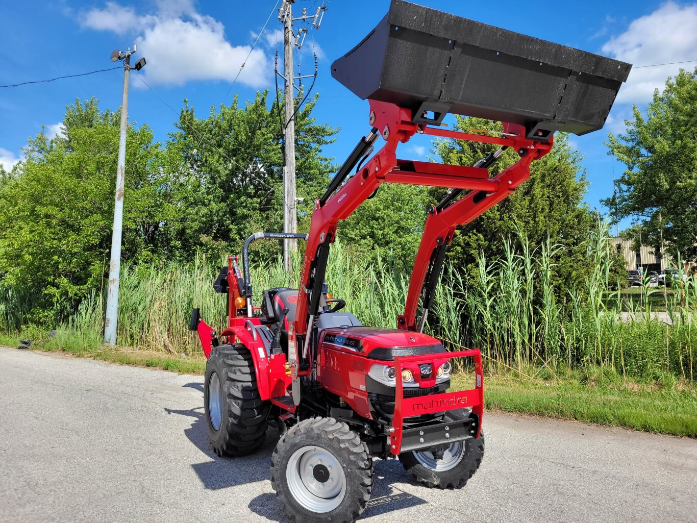 2025 Mahindra 1626 26hp w Loader & Backhoe