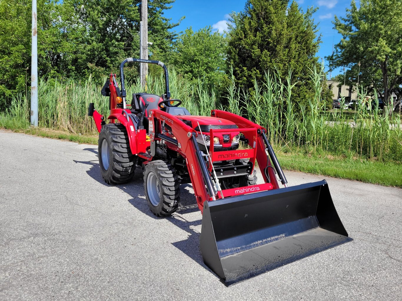 2025 Mahindra 1626 26hp w Loader & Backhoe