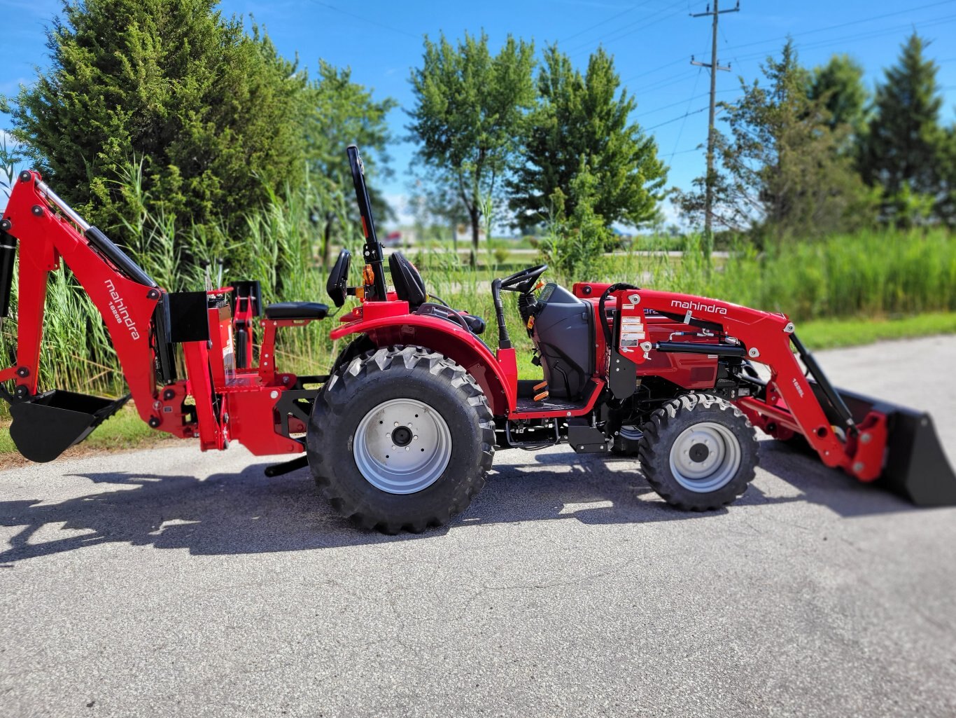 2025 Mahindra 1626 26hp w Loader & Backhoe