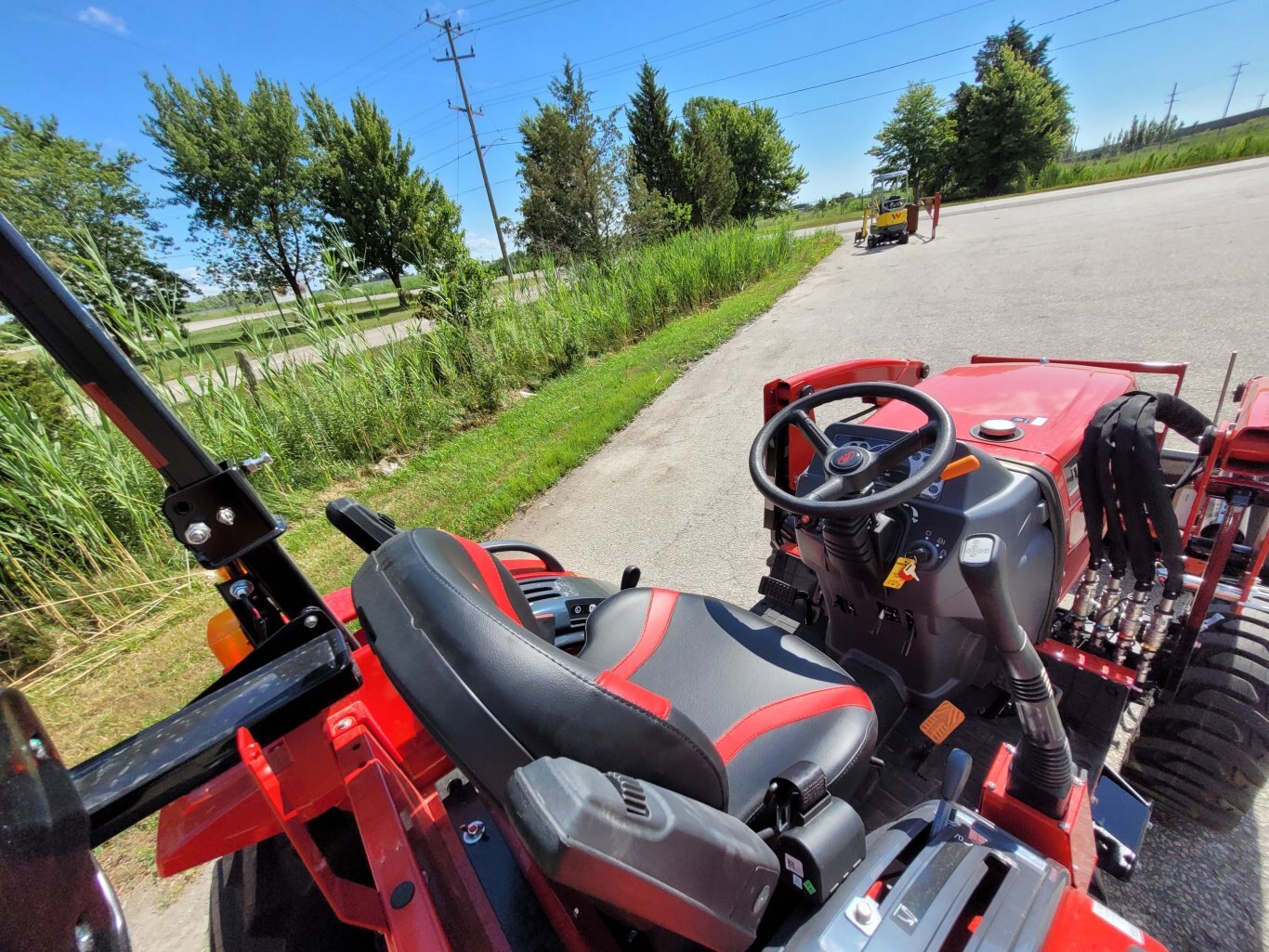 2025 Mahindra 1626 26hp w Loader & Backhoe