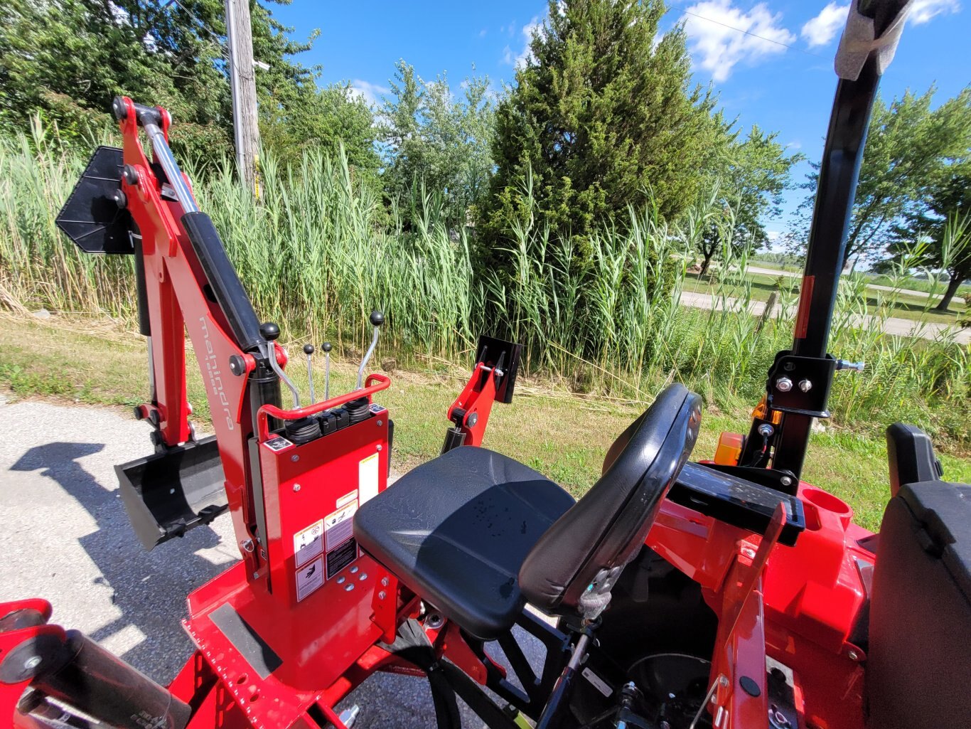 2025 Mahindra 1626 26hp w Loader & Backhoe