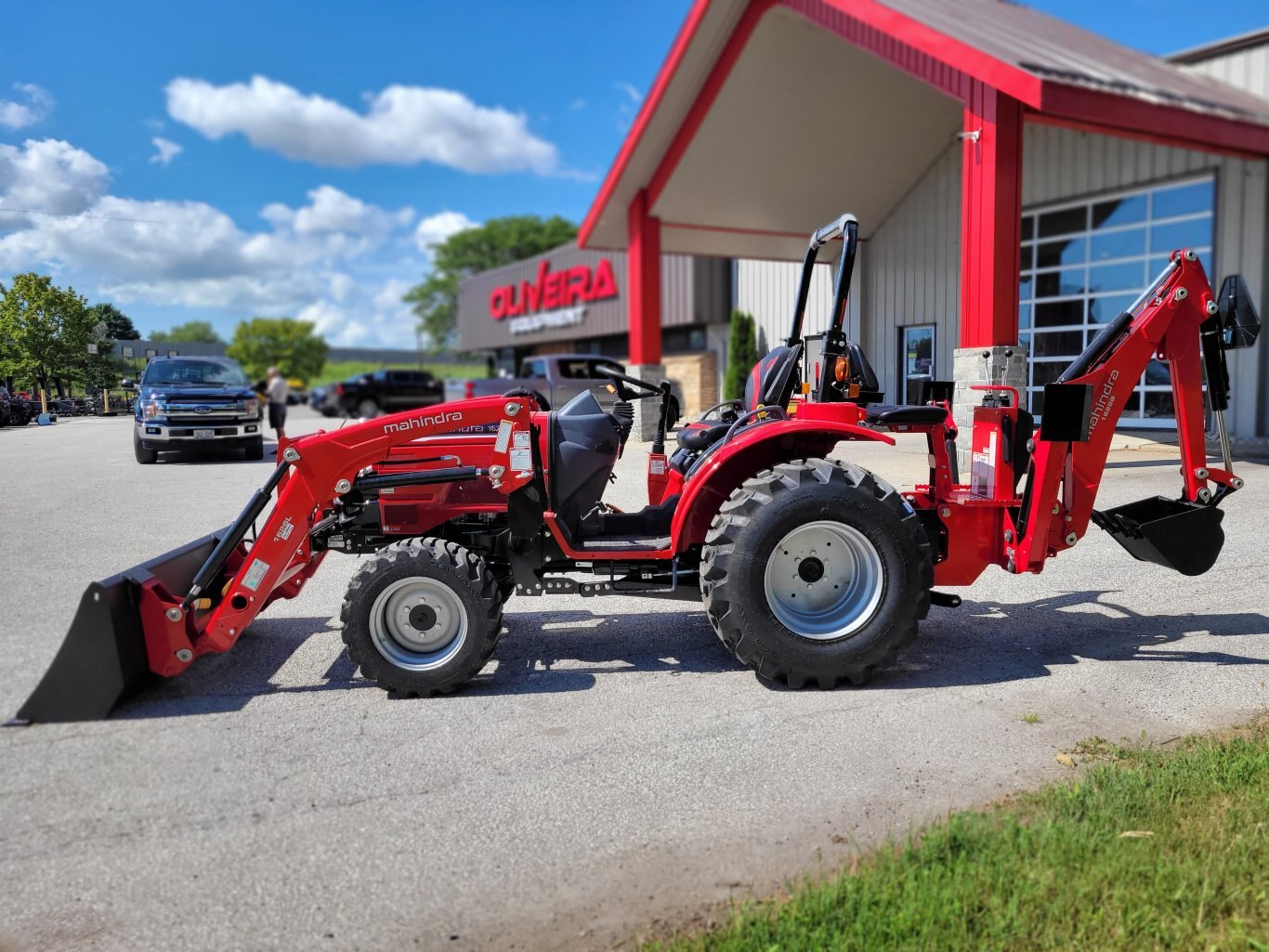 2025 Mahindra 1626 26hp w Loader & Backhoe