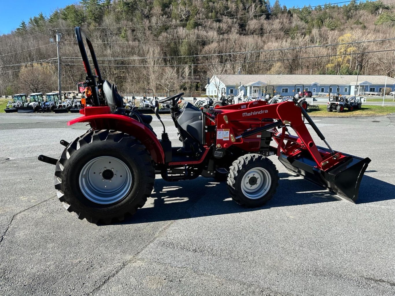 2025 Mahindra 1626 26hp w Loader