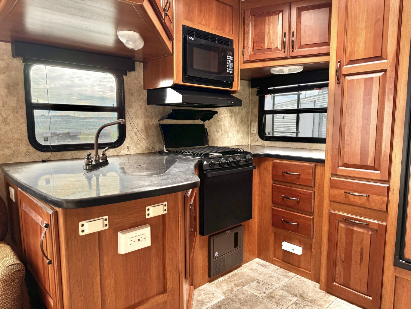 2012 Cougar 299RKS Fifth Wheel