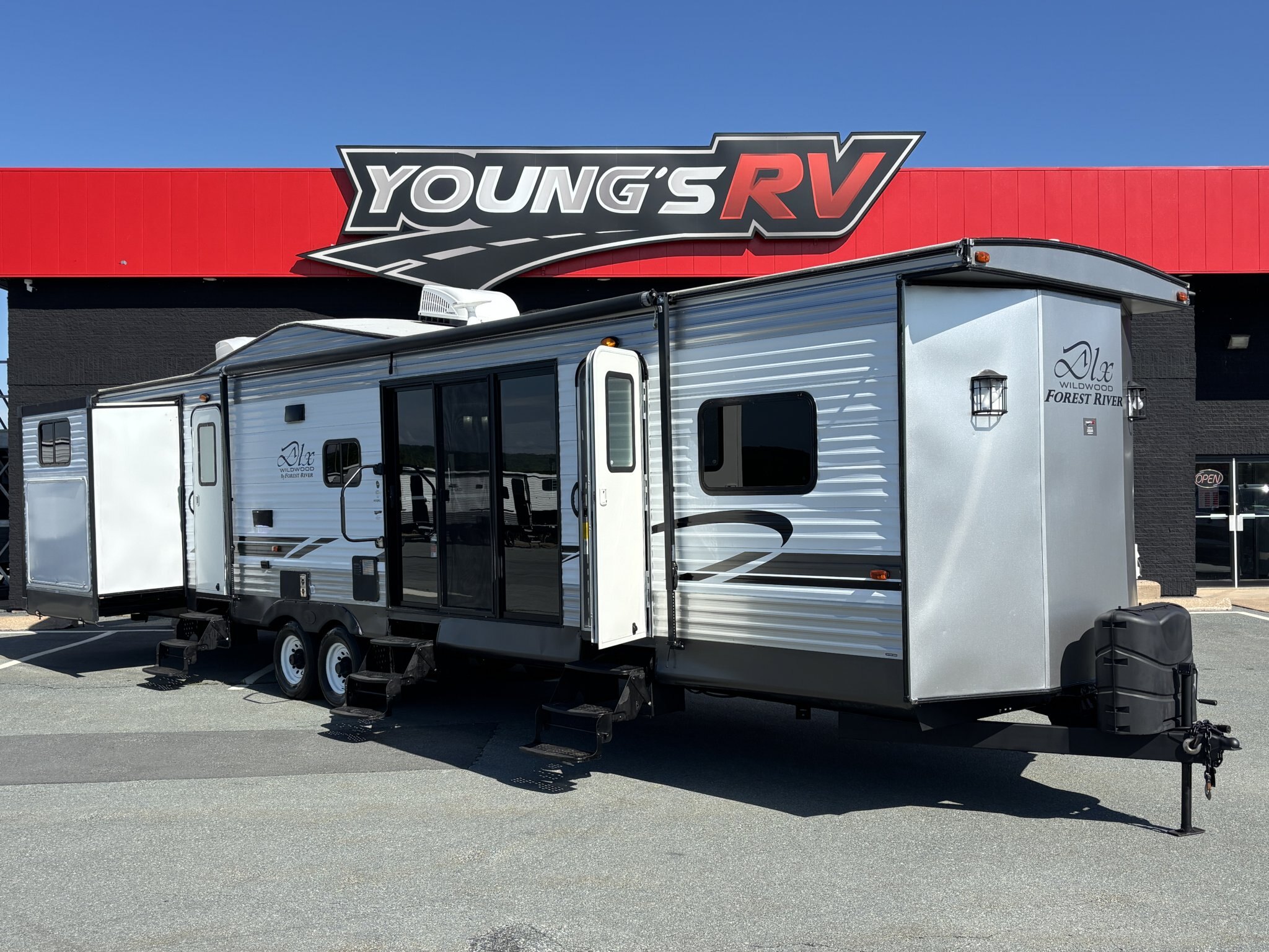 2018 Wildwood DLX 402QBQ