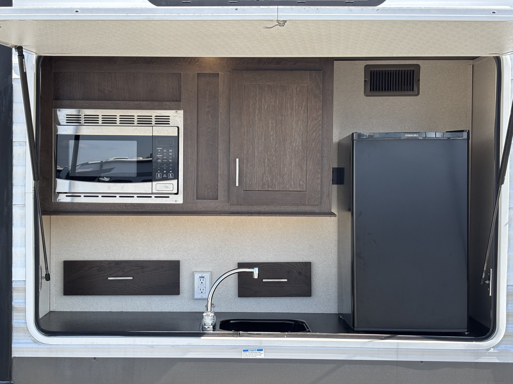 2018 Wildwood DLX 402QBQ