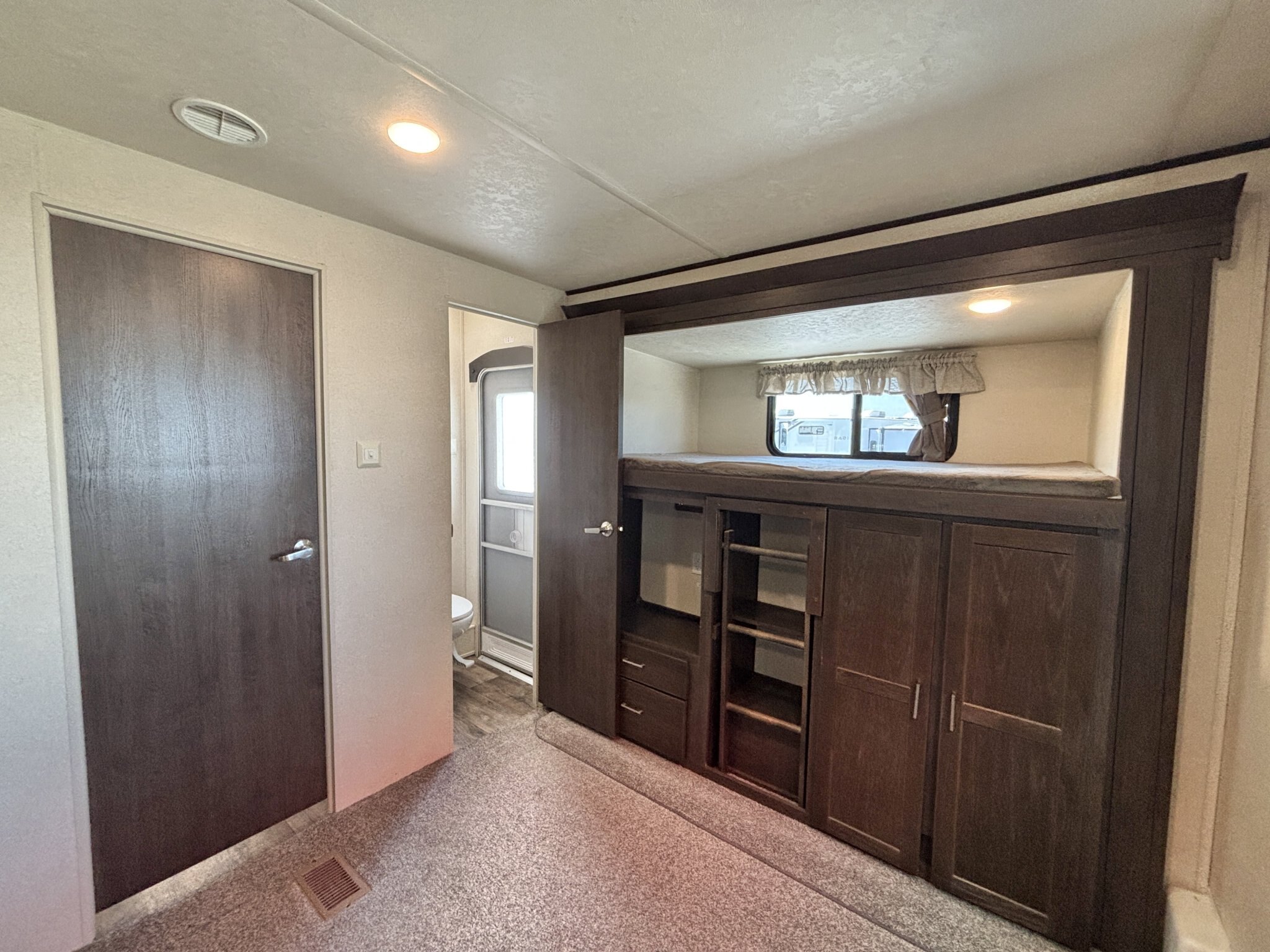 2018 Wildwood DLX 402QBQ
