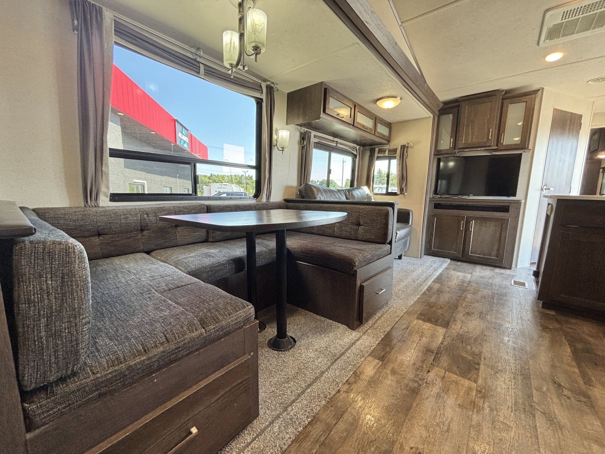 2018 Wildwood DLX 402QBQ