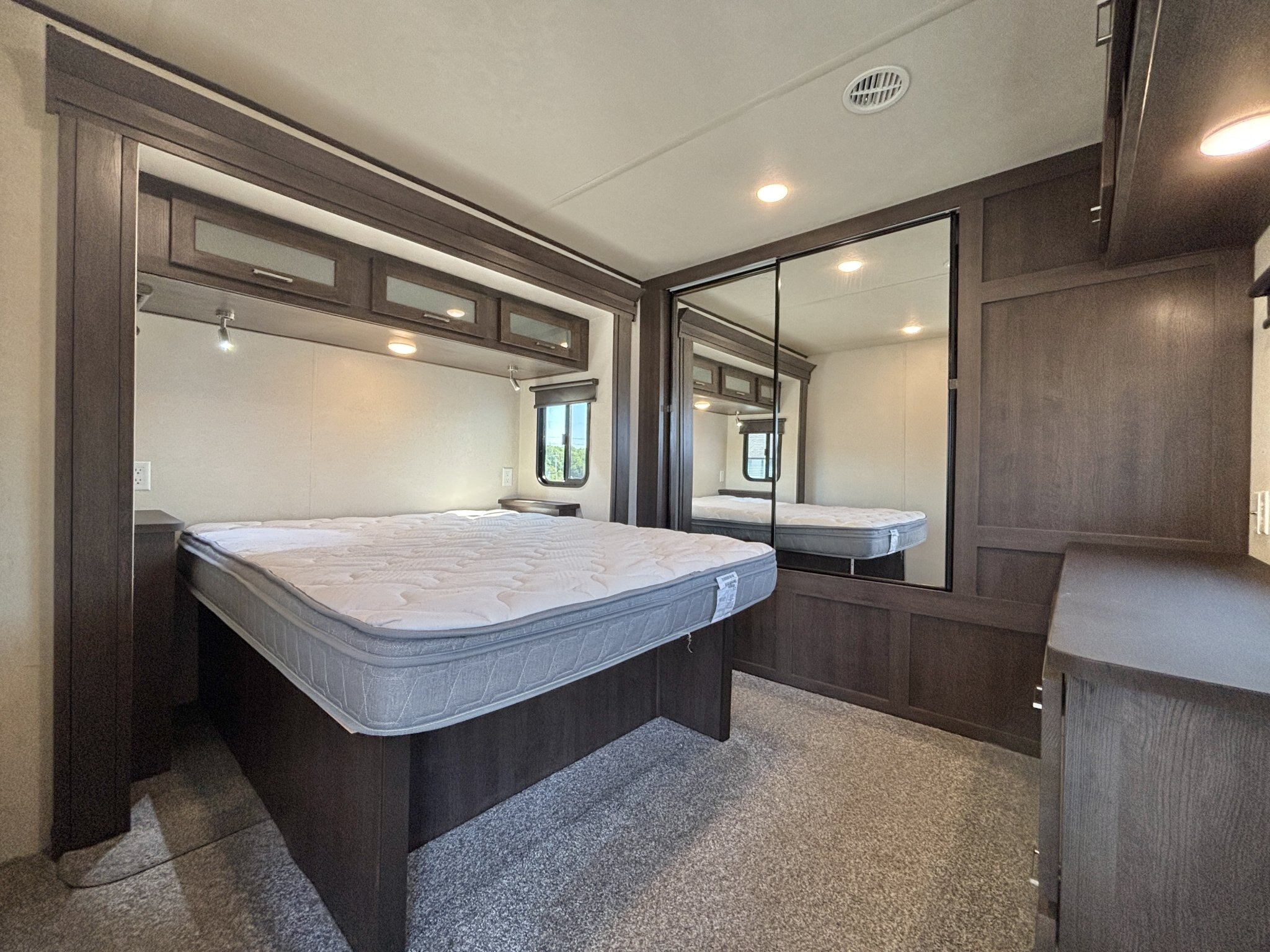2018 Wildwood DLX 402QBQ
