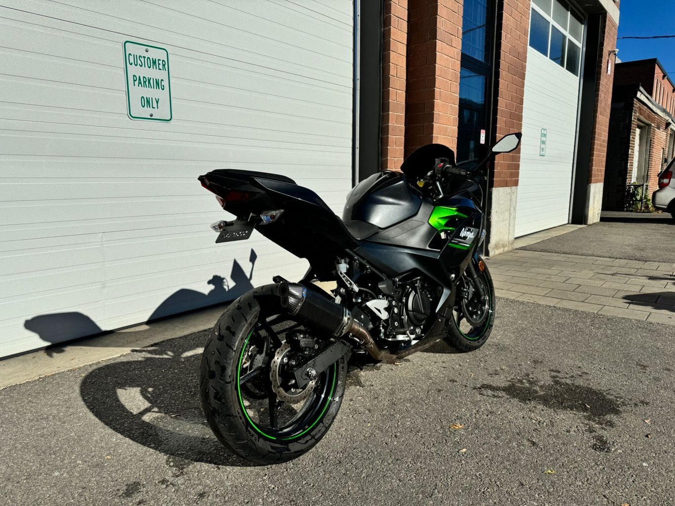 2023 Kawasaki NINJA 400 METALLIC CARBON GRAY / METALLIC MATTE CARBON GRAY