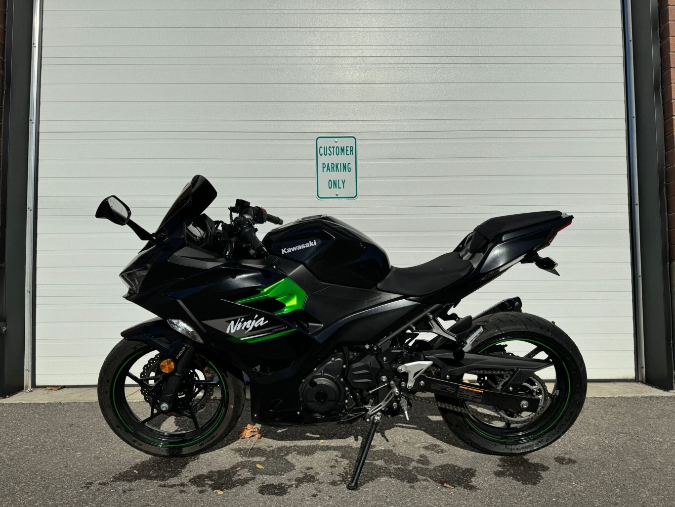 2023 Kawasaki NINJA 400 METALLIC CARBON GRAY / METALLIC MATTE CARBON GRAY