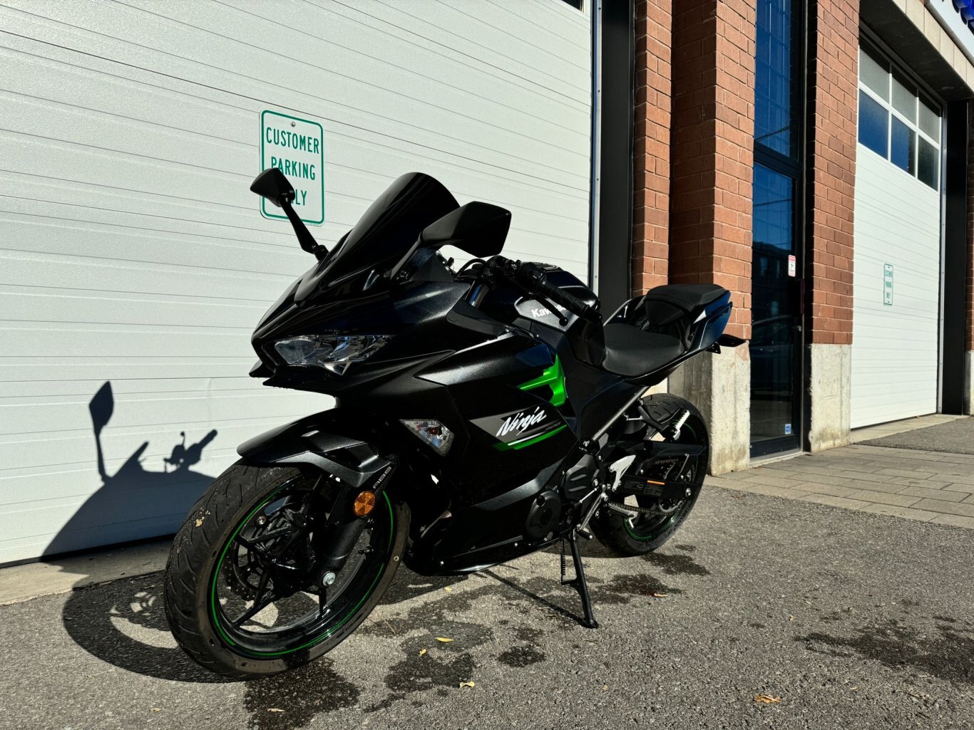 2023 Kawasaki NINJA 400 METALLIC CARBON GRAY / METALLIC MATTE CARBON GRAY