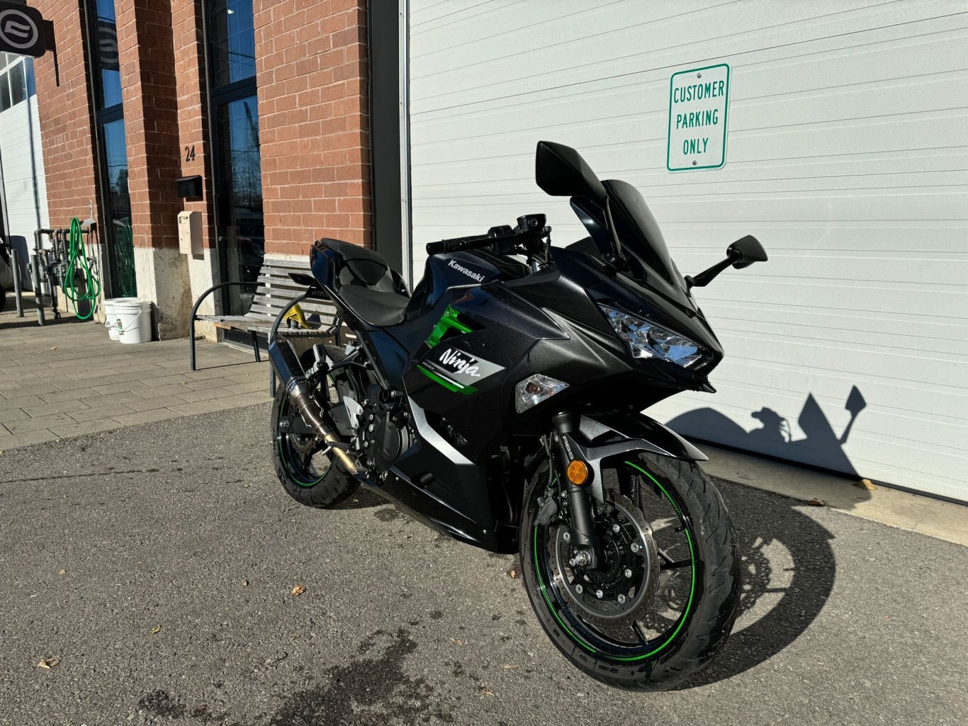 2023 Kawasaki NINJA 400 METALLIC CARBON GRAY / METALLIC MATTE CARBON GRAY