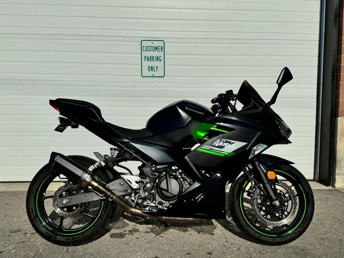 2023 Kawasaki NINJA 400 METALLIC CARBON GRAY / METALLIC MATTE CARBON GRAY