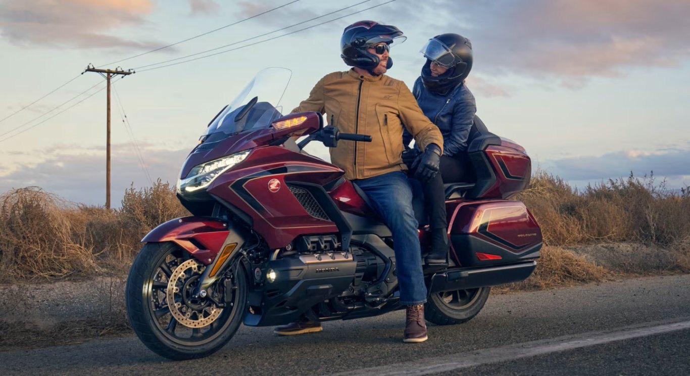 2025 Honda Gold Wing Tour DCT Digital Silver Metallic