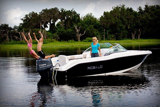 2025 Robalo R207 Dual Console