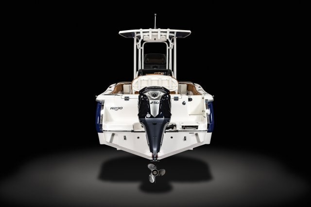 2025 Robalo R230 Center Console