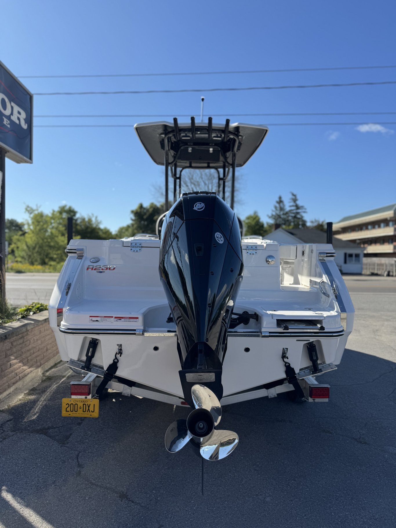 2025 Robalo R230 Center Console