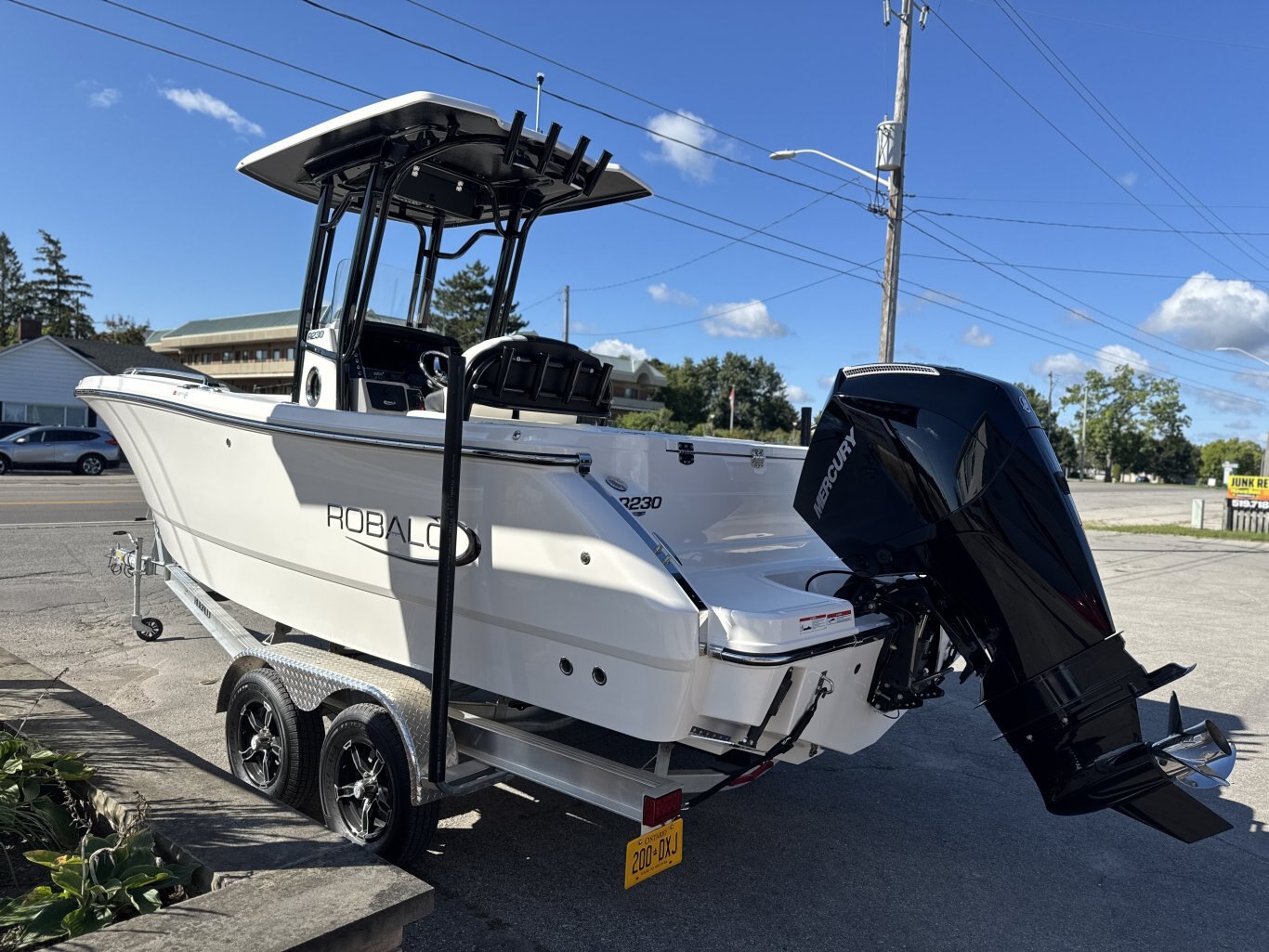 2025 Robalo R230 Center Console