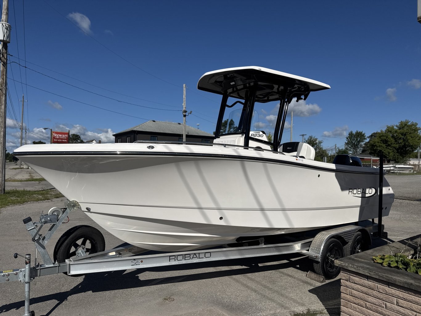 2025 Robalo R230 Center Console
