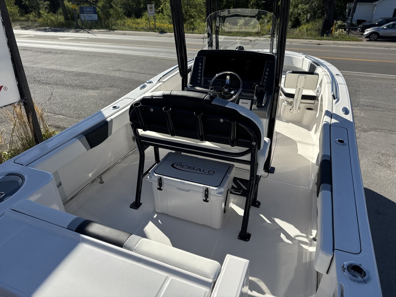 2025 Robalo R230 Center Console