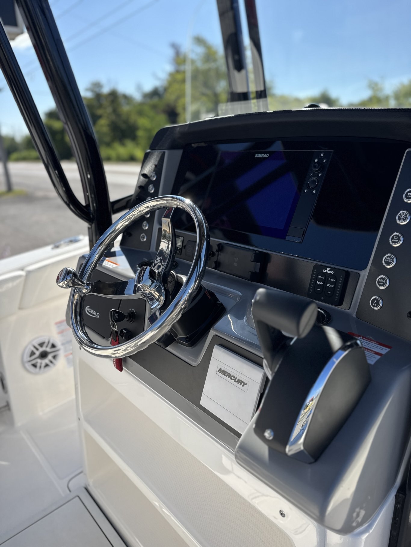 2025 Robalo R230 Center Console