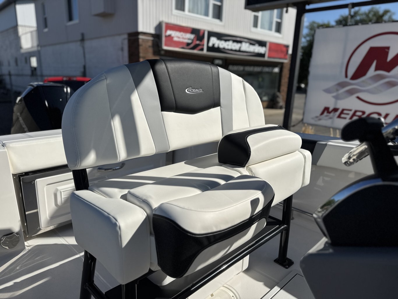 2025 Robalo R230 Center Console