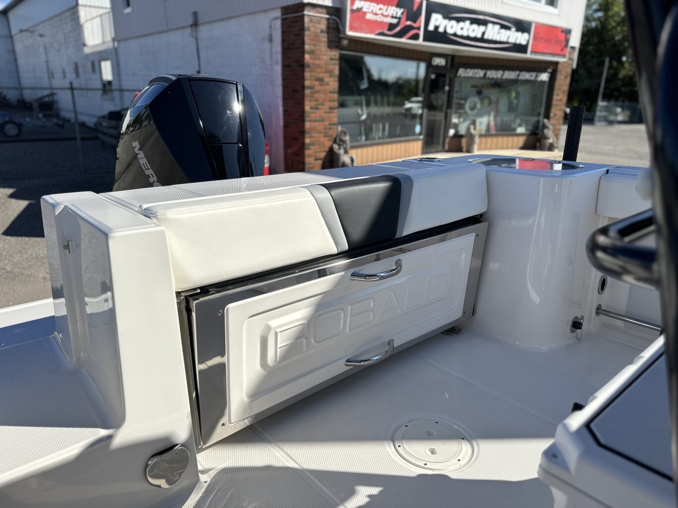 2025 Robalo R230 Center Console