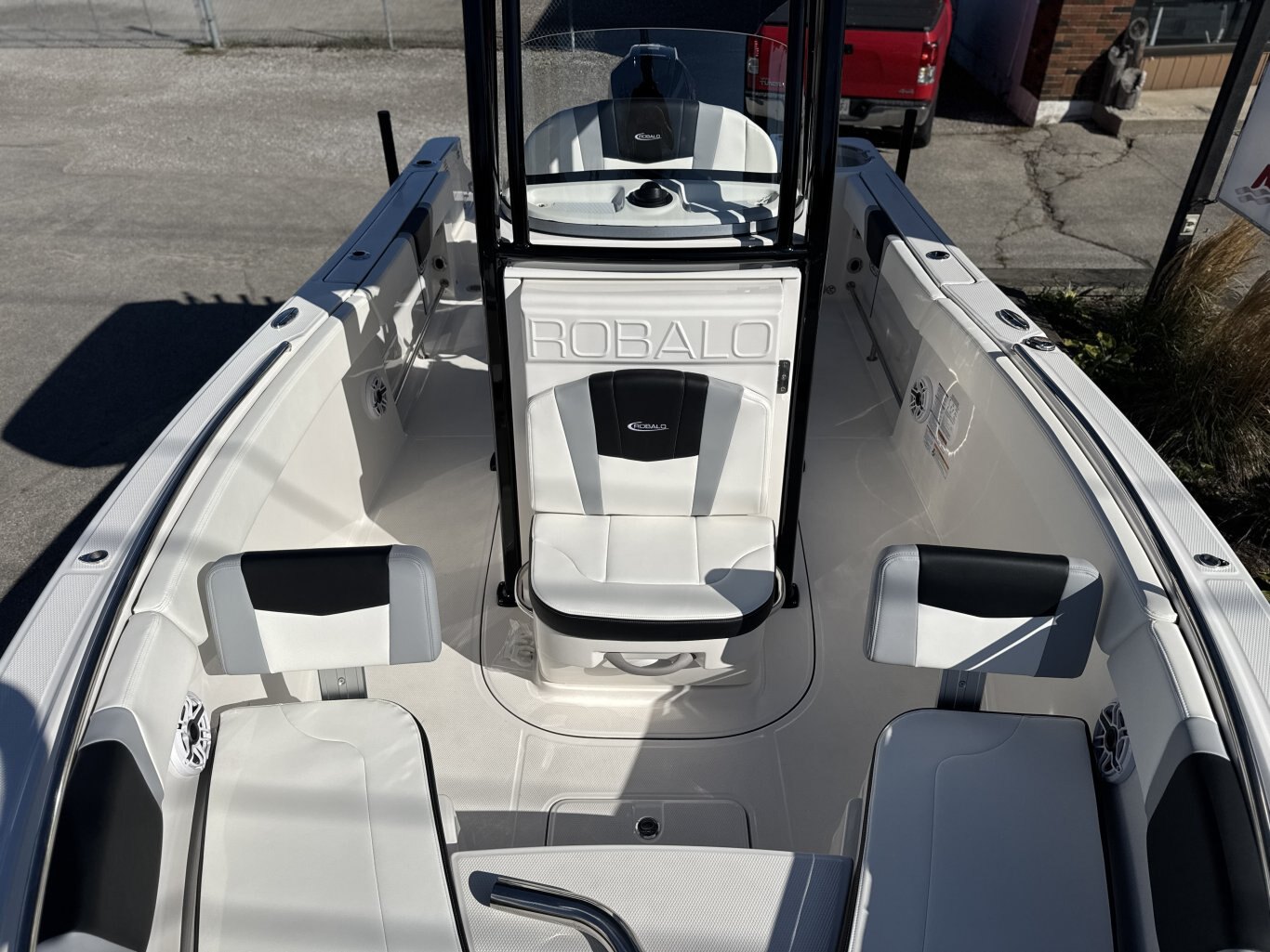 2025 Robalo R230 Center Console